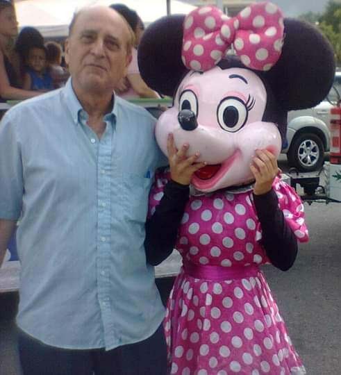 Harold Emert ao lado de uma personagem em um evento