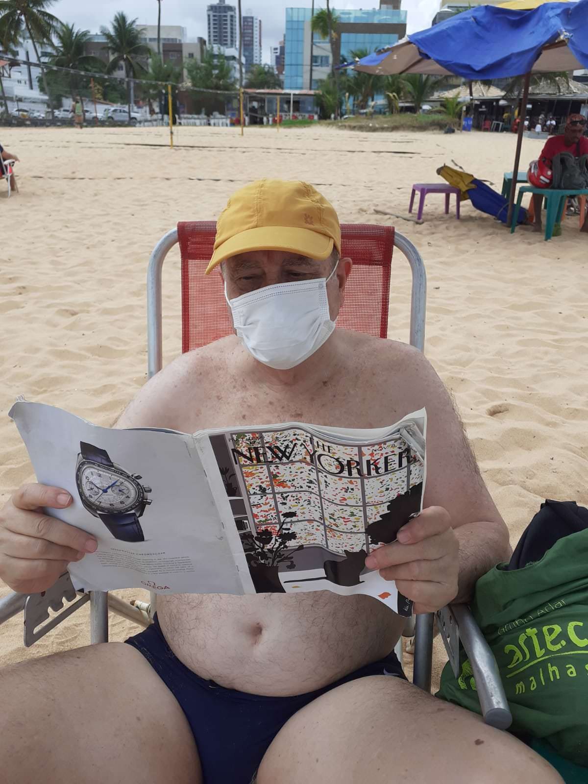 Harold Emert lendo à beira-mar