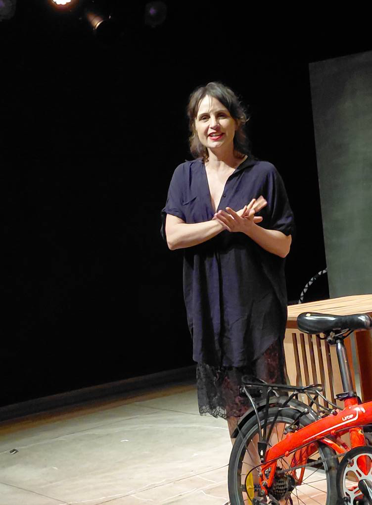 That Train a psychological monologue by Denise Dietrich directed Erica Montanheiro